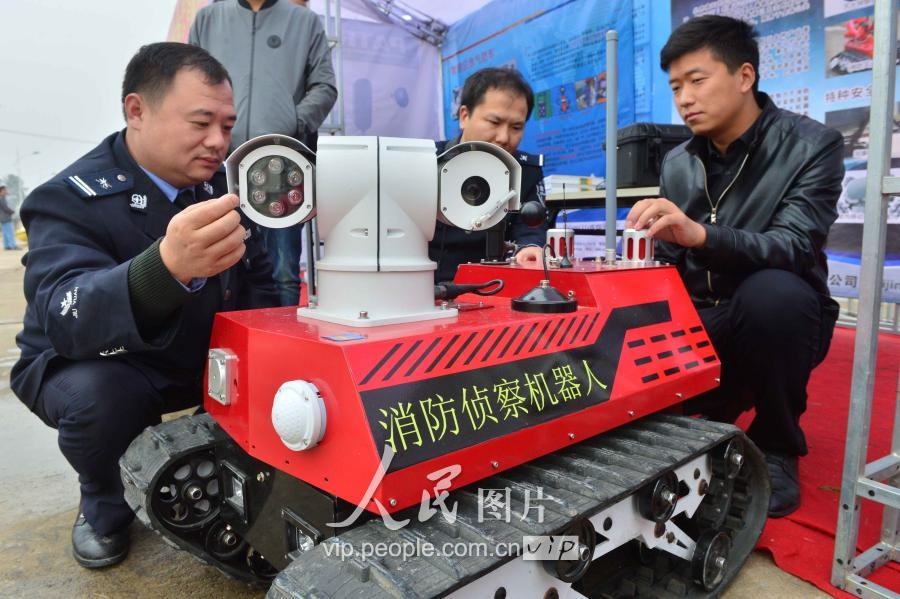 北京凌天攜消防滅火機器人、偵查機器人助力人全國?；窇本仍?/></a></dt>
                    <dd class=